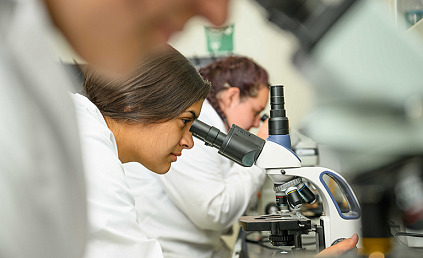 E N M U Agriculture Students in the lab